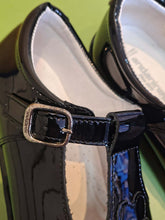 Load image into Gallery viewer, Andanines 212592 Black Patent School Shoe
