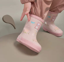 Load image into Gallery viewer, Grass &amp; Air Peppa Pig Pink Colour Changing Wellies
