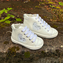 Load image into Gallery viewer, Andanines 262462-5 Pearlescent White Boot
