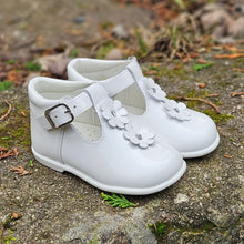 Load image into Gallery viewer, Andanines 252186 White Patent Shoe
