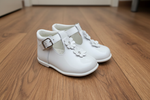 Load image into Gallery viewer, Andanines 252186 White Patent Shoe
